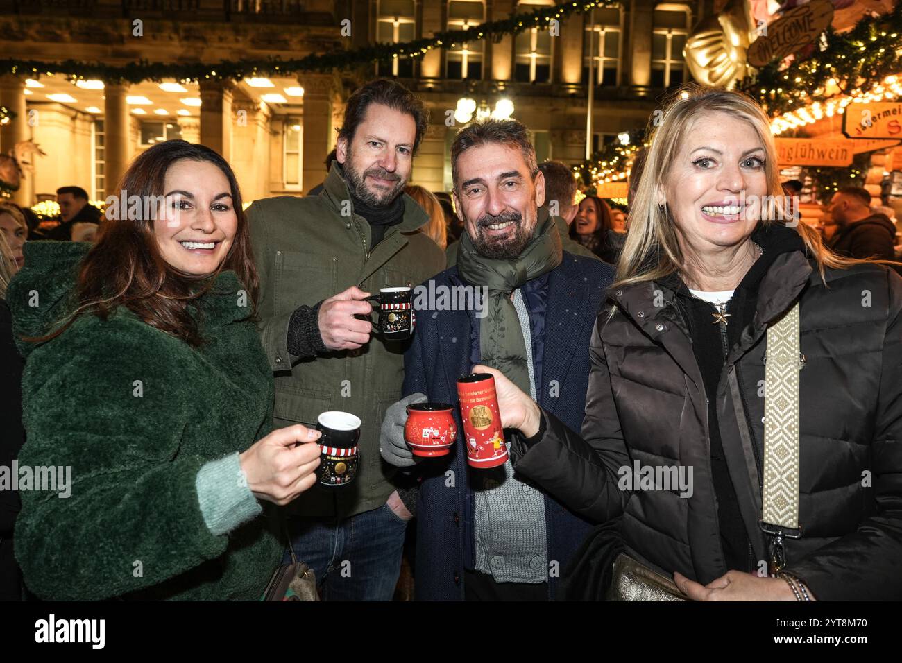 Birmingham City Centre 6 décembre 2024 - les fêtards sont allés au centre-ville de Birmingham vendredi soir portant des tenues de Noël alors que la saison des fêtes commence. Plusieurs ont été vus en train de déguster un grand verre de bière Stein sur le marché allemand alors que de la fausse neige pleuvait d'en haut. De nombreux groupes ont inclus des employés de bureau dans leurs fêtes de Noël car ils ont profité d'un bref peu de beau temps avant que le ciel ne s'ouvre et que la tempête Darragh ne frappe la région. Crédit : British News and Media/Alamy Live News Banque D'Images