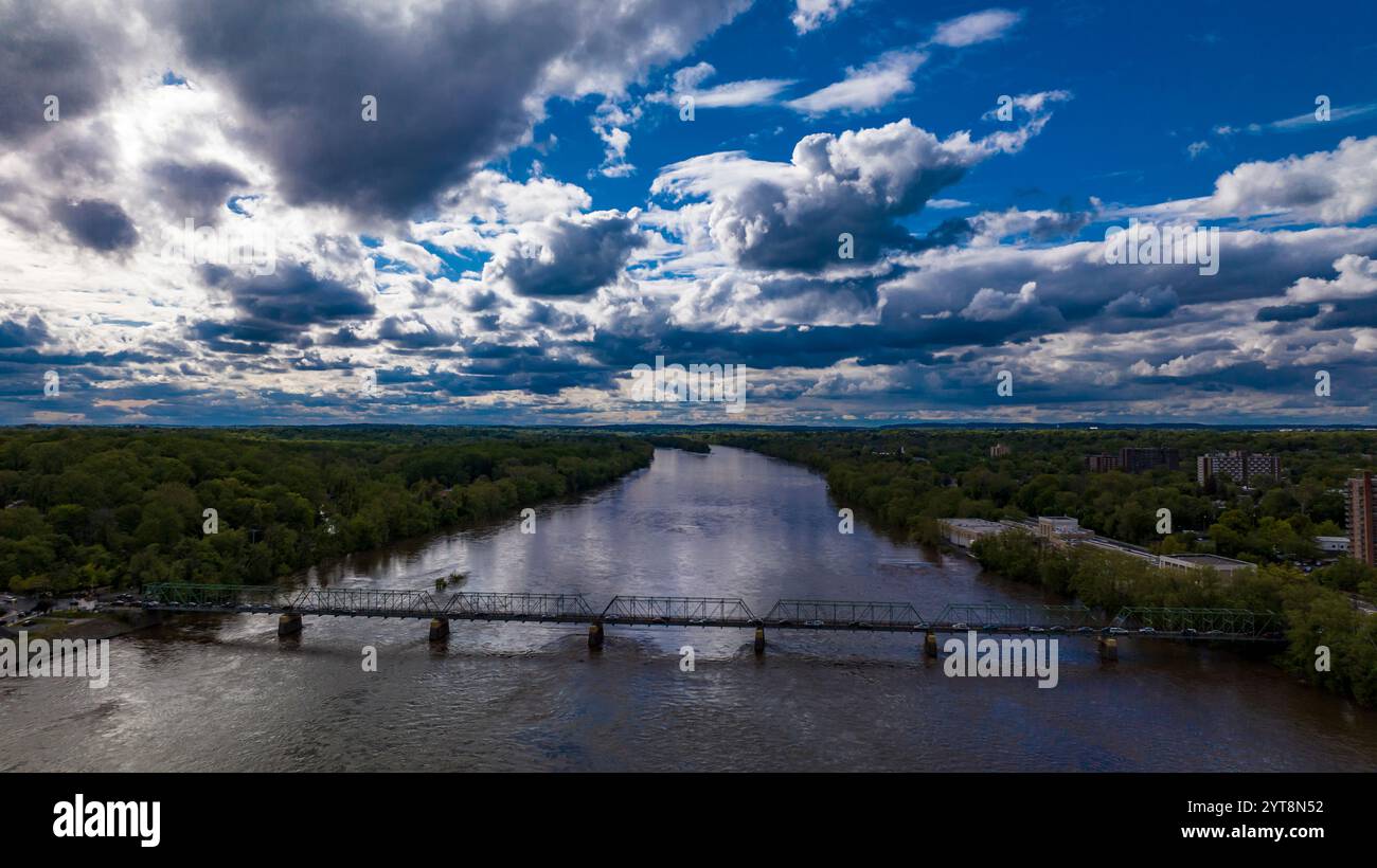 2 MAI 2023 - TRENTON NJ - vue aérienne du pont traversant la rivière Deleware dans Trenton New Jersey le Capitole de l'État Banque D'Images
