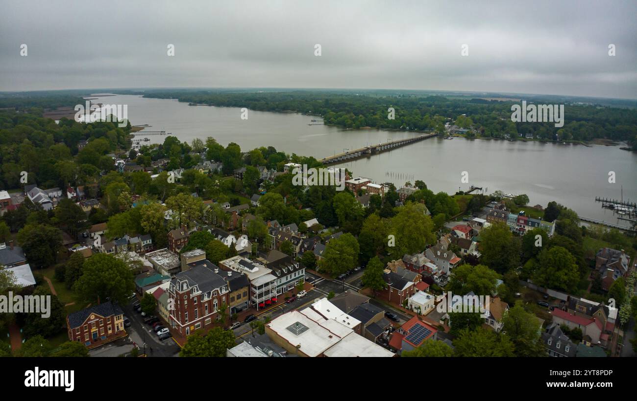 29 AVRIL 2023 - CHESTERTOWN, EASTERN SHORE, MARYLAND - États-Unis - vue aérienne de la rivière Chester avec pont vers l'historique Chestertown, E Shore Maryland Banque D'Images