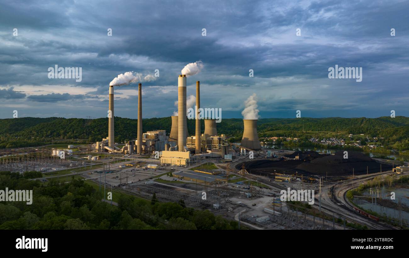 8 MAI 2023 - POCA, WEST VIRGINA - USA - vue aérienne de la centrale électrique de Jon Amos montre des cheminées de fumée et de refroidissement - charbon Banque D'Images
