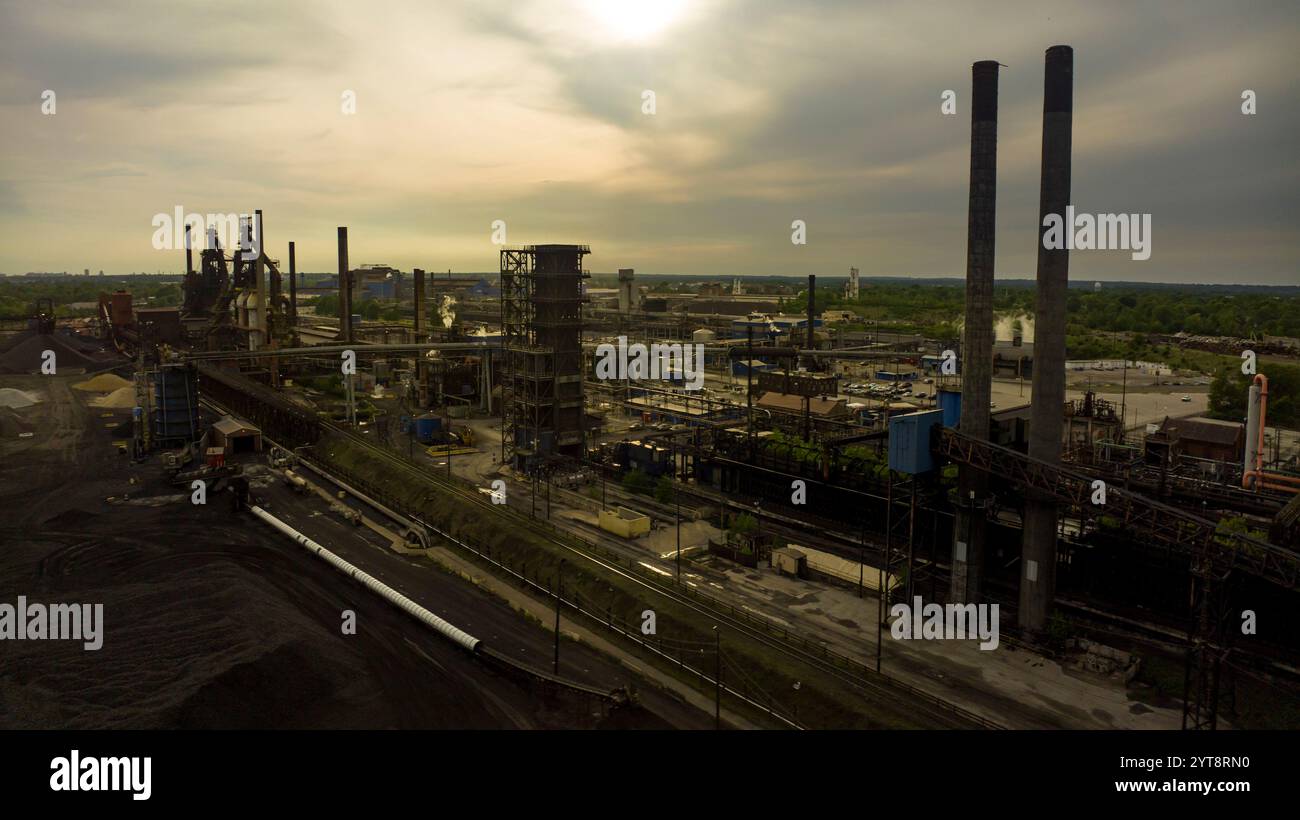 10 MAI 2023 - GRANITE CITY, ILLINOIS, États-Unis - vue aérienne de l'usine d'acier américaine avec cheminées, Granite City, Illinois Banque D'Images