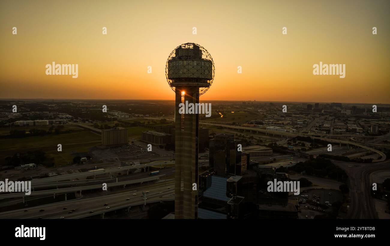 16 JUILLET 2023, DALLAS, TEXAS - vue aérienne au coucher du soleil de la Reunion Tower et Dallas Skyline Banque D'Images