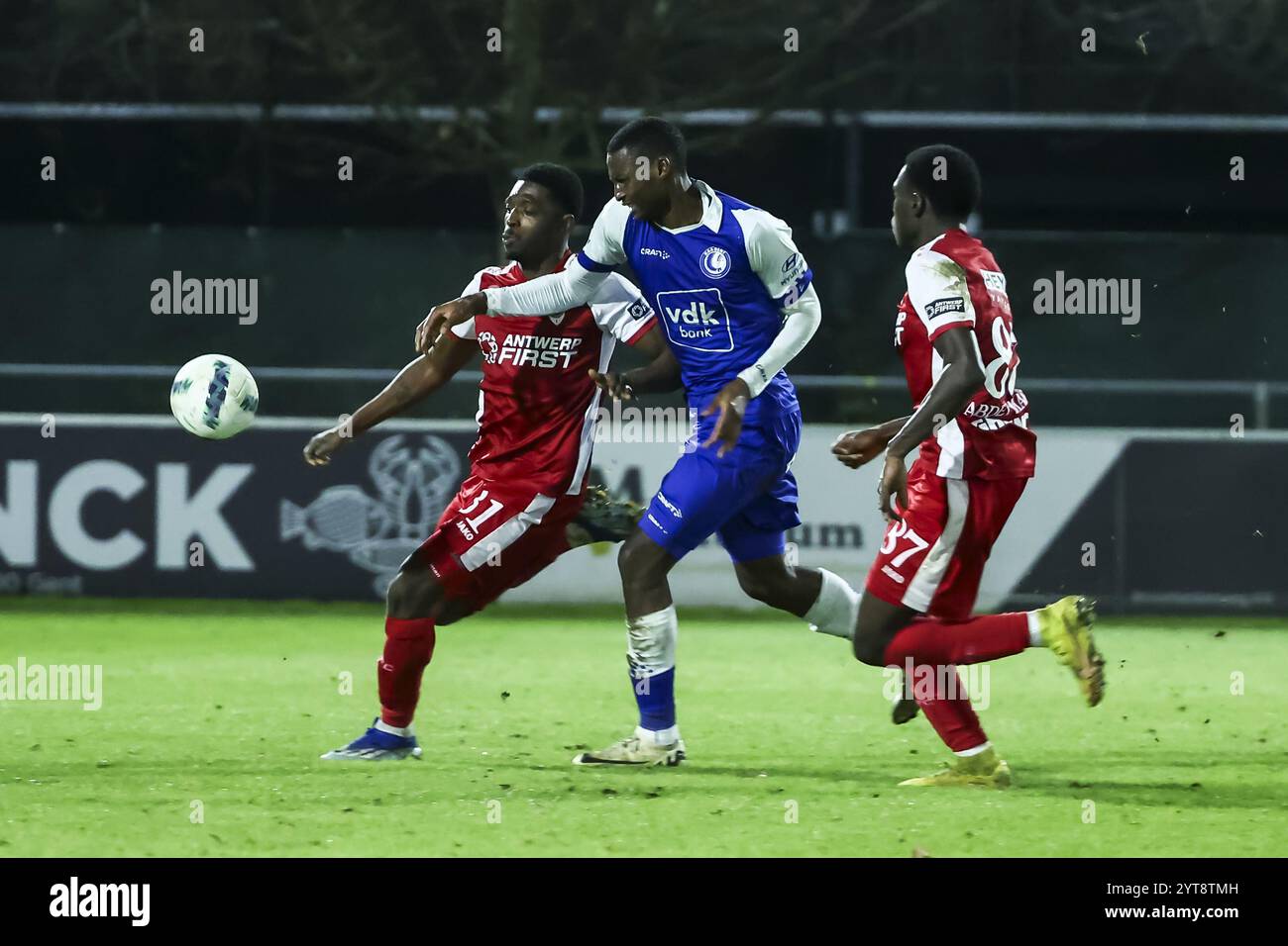 Gand, Belgique. 06th Dec, 2024. Michael Davis d'Anvers et Umar Abubakar de Gent combattent pour le ballon lors d'un match de football entre les U21 KAA Gent et les U21 Royal Antwerp FC, vendredi 06 décembre 2024 à Gand. BELGA PHOTO DAVID PINTENS crédit : Belga News Agency/Alamy Live News Banque D'Images