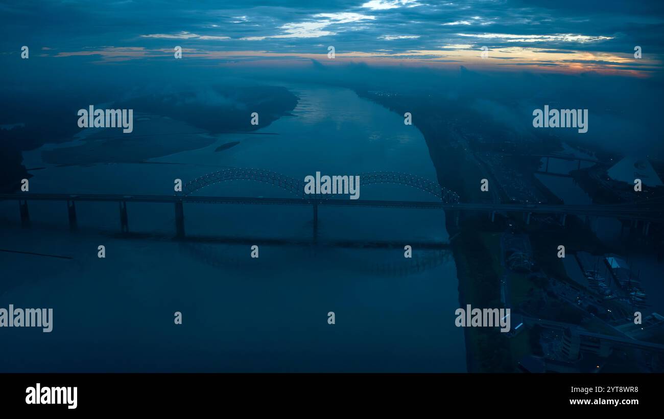 6 JUILLET 2023 - MEMPHIS, TN, États-Unis - pont Hernando de Soto à Memphis, Tennessee au-dessus du fleuve Mississippi au crépuscule avec des nuages bas Banque D'Images