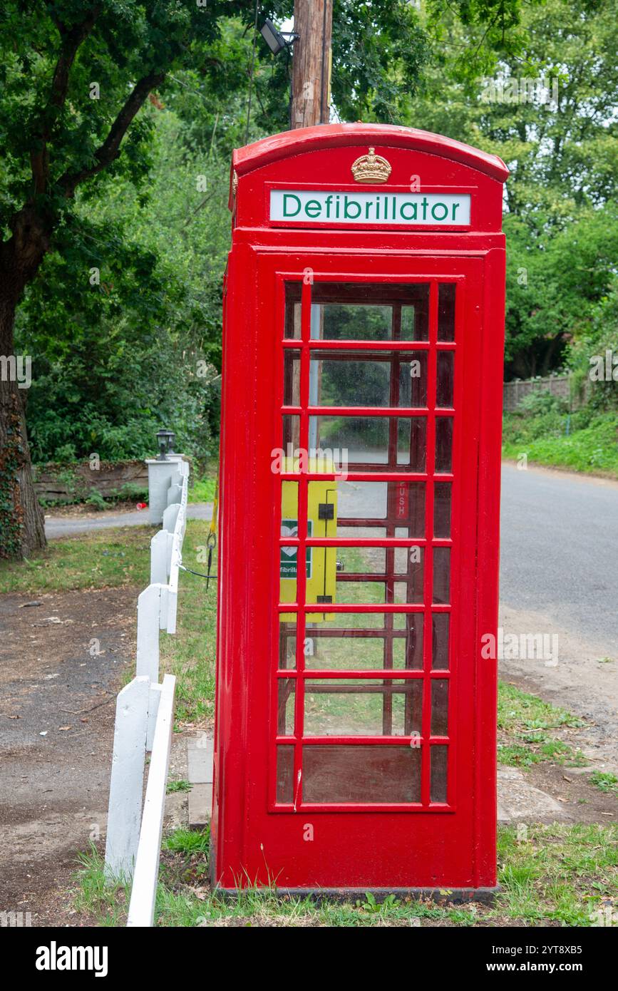 Célèbre cabine téléphonique rouge britannique. Utilisé en cas d'urgence avec défibrilateur. Banque D'Images