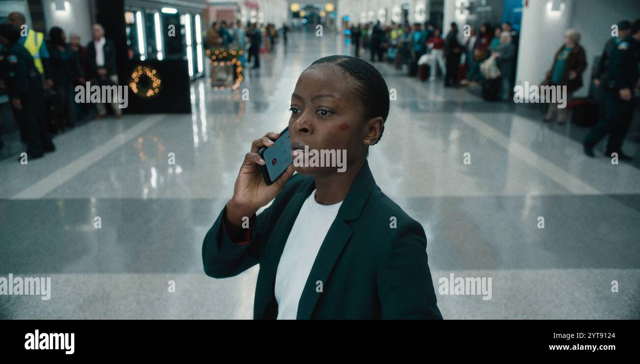 DATE DE SORTIE : 13 décembre 2024. TITRE : bagage à main. STUDIO : Netflix. RÉALISATEUR : Jaume collet-Serra. INTRIGUE : un mystérieux voyageur fait chanter un jeune agent de la TSA pour qu'il laisse passer un dangereux colis à travers la sécurité et sur un vol le jour de Noël. EN VEDETTE : DANIELLE DEADWYLER en tant que détective de LAPD Elena DeSoto. (Crédit image : © Netflix/Entertainment Pictures/ZUMAPRESS.com) USAGE ÉDITORIAL SEULEMENT ! Non destiné à UN USAGE commercial ! Banque D'Images