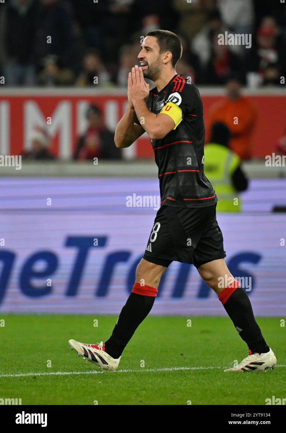 Arbitre de Schiedsrichter Tobias Welz zeigt Rani Khedira 1. FC Union Berlin FCU (08) gelbe Karte gelb Verwarnung Gestik geste, GER, VfB Stuttgart vs. 1. FC Union Berlin, Fussball, Bundesliga, 13. Spieltag, Spielzeit 2024/2025, 06.12.2024 LA RÉGLEMENTATION DFL INTERDIT TOUTE UTILISATION DE PHOTOGRAPHIES comme SÉQUENCES D'IMAGES et/ou QUASI-VIDÉO. Foto : Eibner-Pressefoto/Michael Weber Banque D'Images