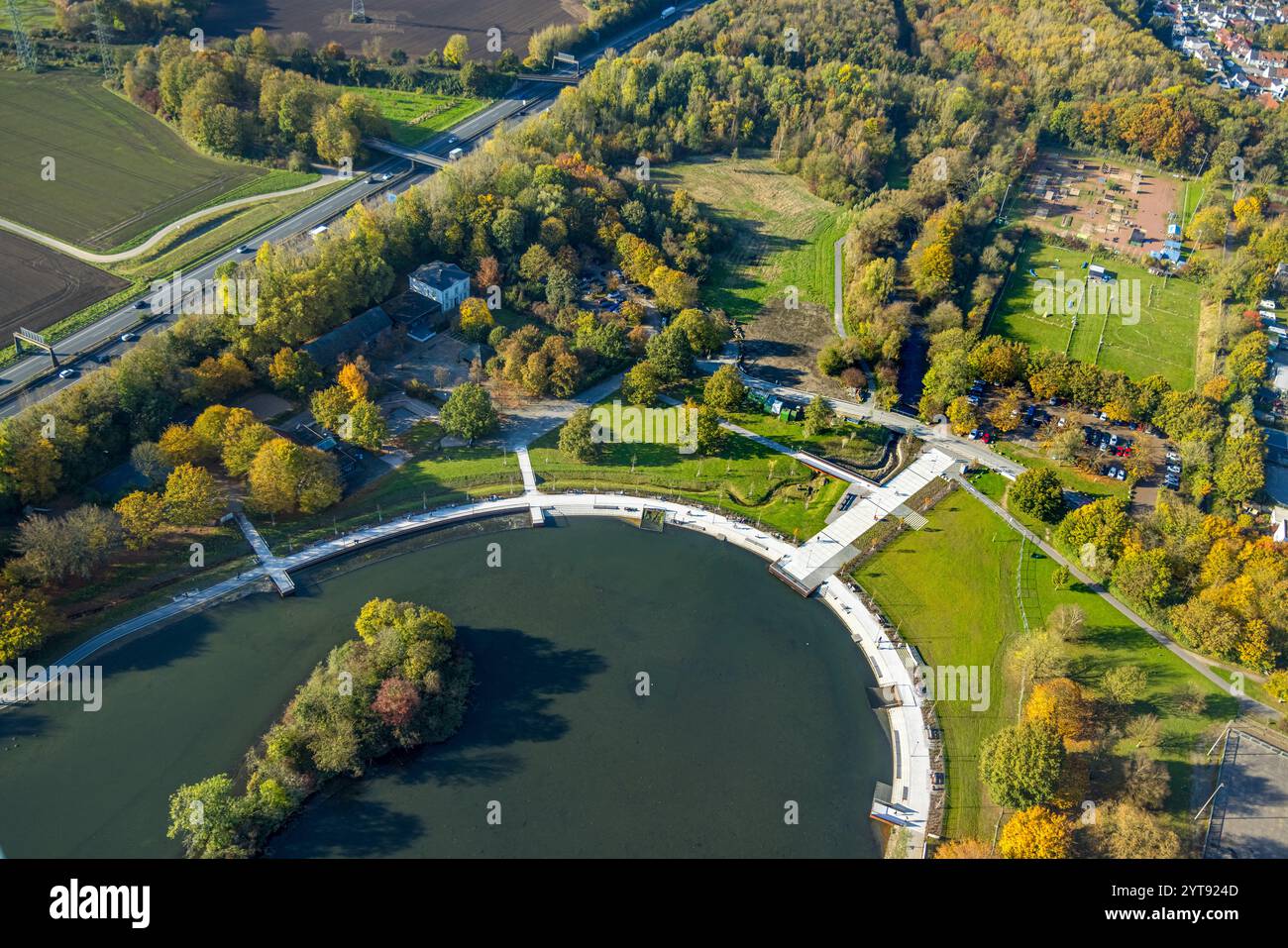 Vue aérienne, Ümminger Voir avec la nouvelle promenade au bord du lac, île aux oiseaux, arbres d'automne, Langendreer-Alter Bahnhof, Bochum, région de la Ruhr, Rhénanie du Nord-Westphal Banque D'Images Vue aérienne, Ümminger Voir avec la nouvelle promenade au bord du lac, île aux oiseaux, arbres d'automne, Langendreer-Alter Bahnhof, Bochum, région de la Ruhr, Rhénanie du Nord-Westphal Banque D'Images
