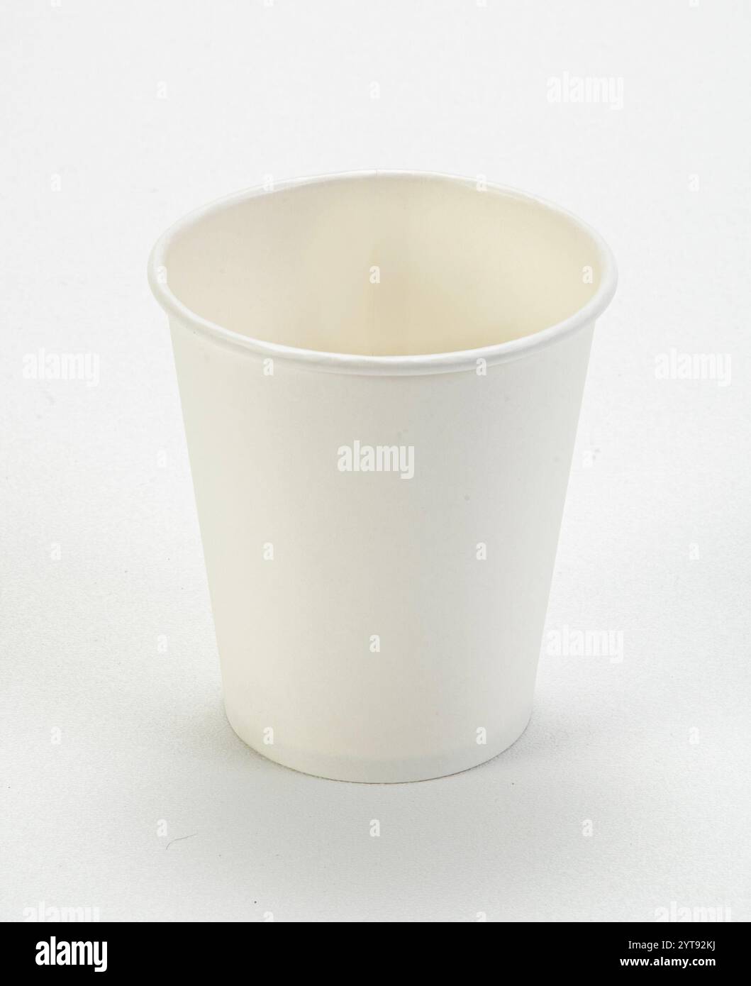 Tasse de papier sur fond blanc Banque D'Images