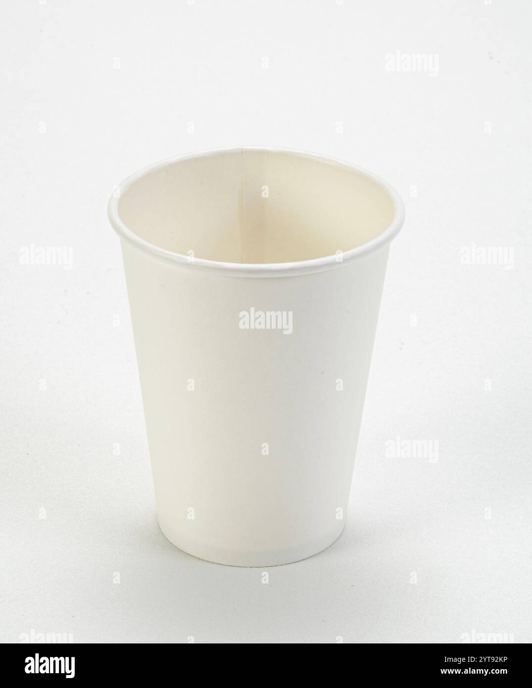 Tasse de papier sur fond blanc Banque D'Images