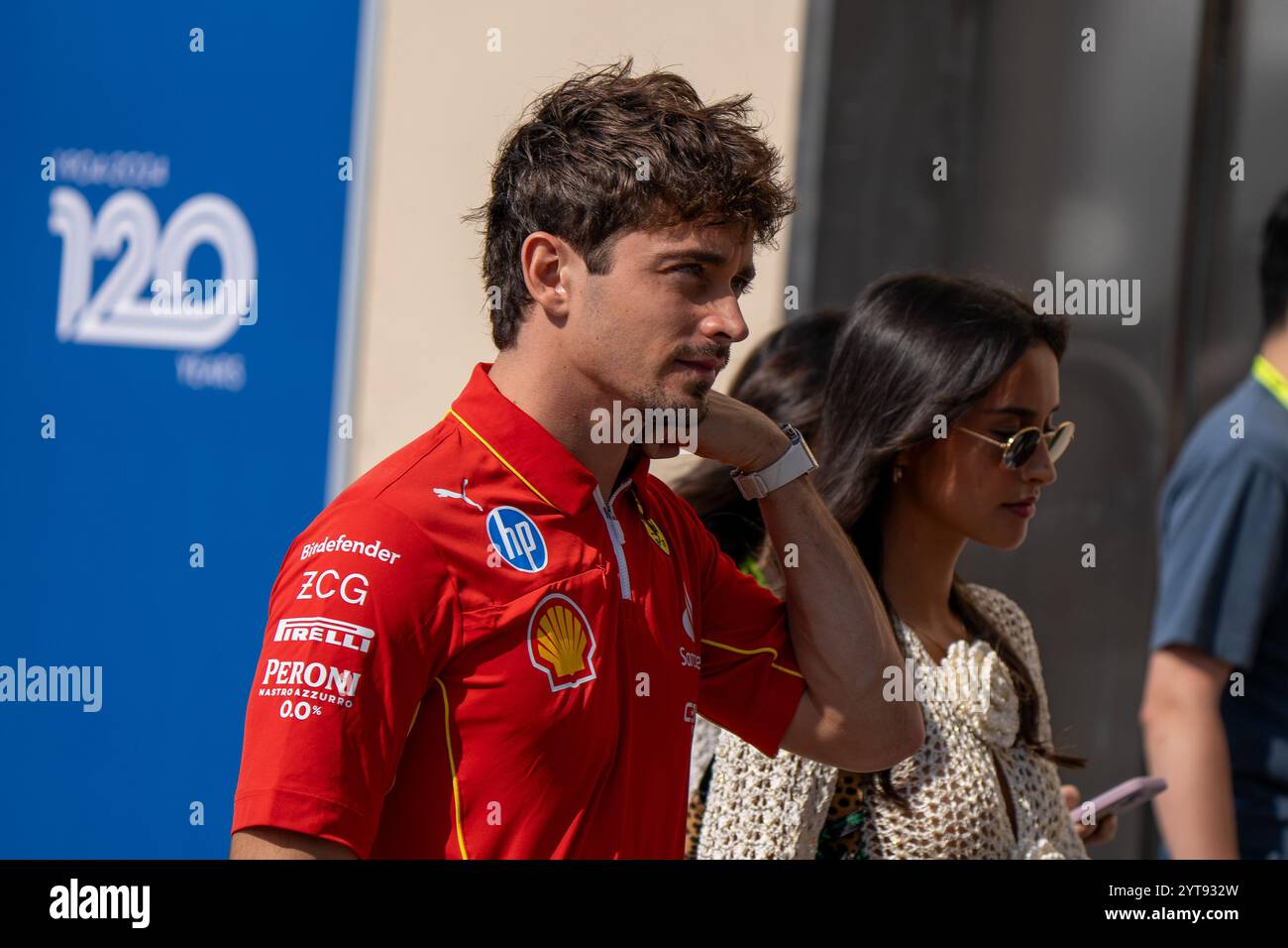 6 décembre 2024, Abu Dhabi, Singapour, Émirats Arabes Unis : CHARLES LECLERC (mon) de la Scuderia Ferrari #16 arrive avec sa petite amie le vendredi 2024 Grand Prix de formule 1 Abu Dhabi sur le circuit de Yas Marina. (Crédit image : © Antoine Lapeyre/ZUMA Press Wire) USAGE ÉDITORIAL SEULEMENT! Non destiné à UN USAGE commercial ! Banque D'Images