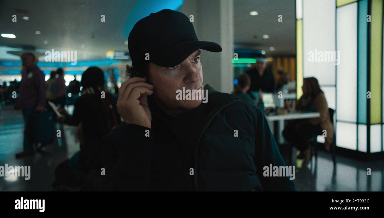 DATE DE SORTIE : 13 décembre 2024. TITRE : bagage à main. STUDIO : Netflix. RÉALISATEUR : Jaume collet-Serra. INTRIGUE : un mystérieux voyageur fait chanter un jeune agent de la TSA pour qu'il laisse passer un dangereux colis à travers la sécurité et sur un vol le jour de Noël. EN VEDETTE : JASON BATEMAN en tant que voyageur. (Crédit image : © Netflix/Entertainment Pictures/ZUMAPRESS.com) USAGE ÉDITORIAL SEULEMENT ! Non destiné à UN USAGE commercial ! Banque D'Images