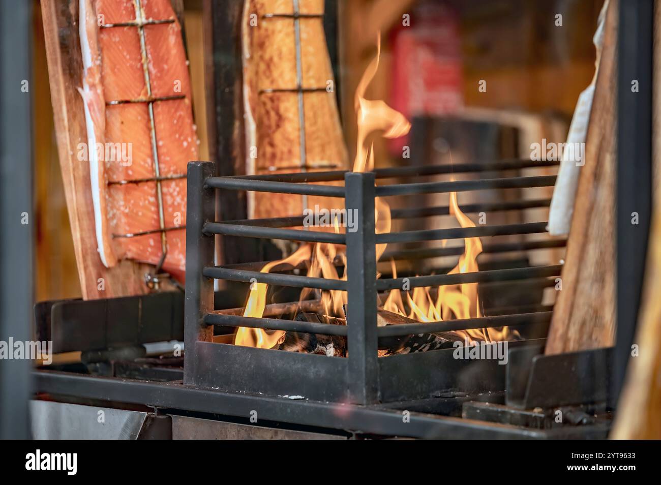 Bol à feu avec saumon flamboyant Banque D'Images