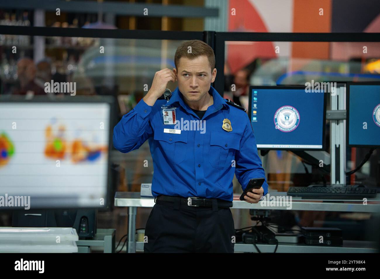 DATE DE SORTIE : 13 décembre 2024. TITRE : bagage à main. STUDIO : Netflix. RÉALISATEUR : Jaume collet-Serra. INTRIGUE : un mystérieux voyageur fait chanter un jeune agent de la TSA pour qu'il laisse passer un dangereux colis à travers la sécurité et sur un vol le jour de Noël. EN VEDETTE : TARON EGERTON dans le rôle d'Ethan Kopek. (Crédit image : © Netflix/Entertainment Pictures/ZUMAPRESS.com) USAGE ÉDITORIAL SEULEMENT ! Non destiné à UN USAGE commercial ! Banque D'Images