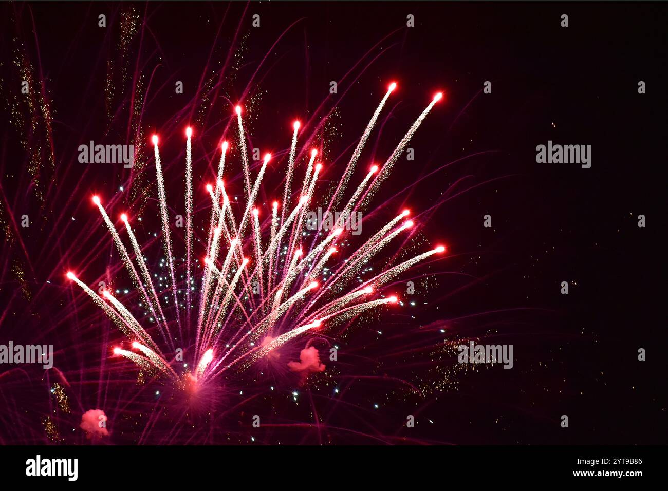 Feux d'artifice, magie légère dans le ciel Banque D'Images