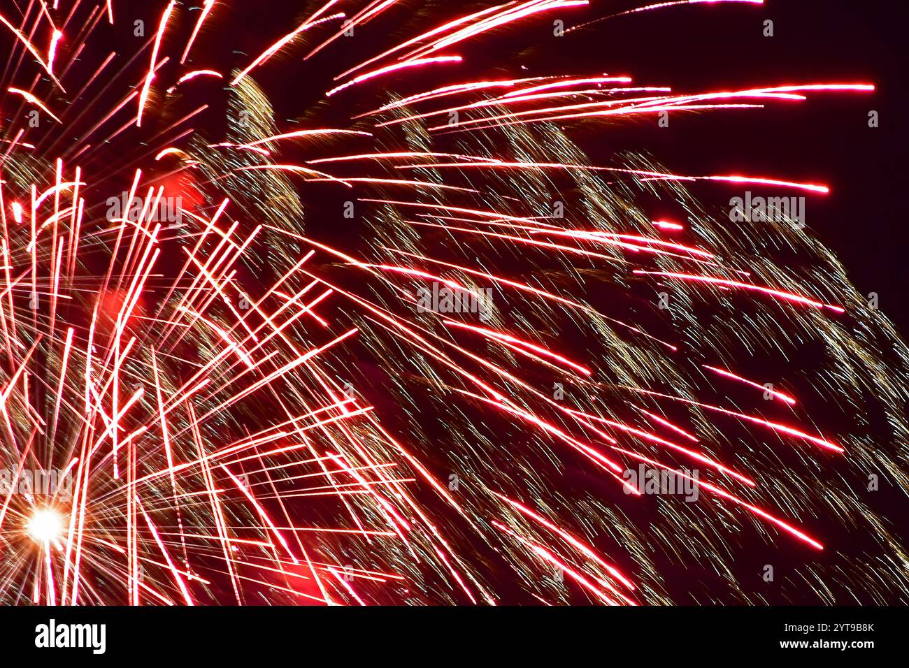 Feux d'artifice en rouge et or Banque D'Images