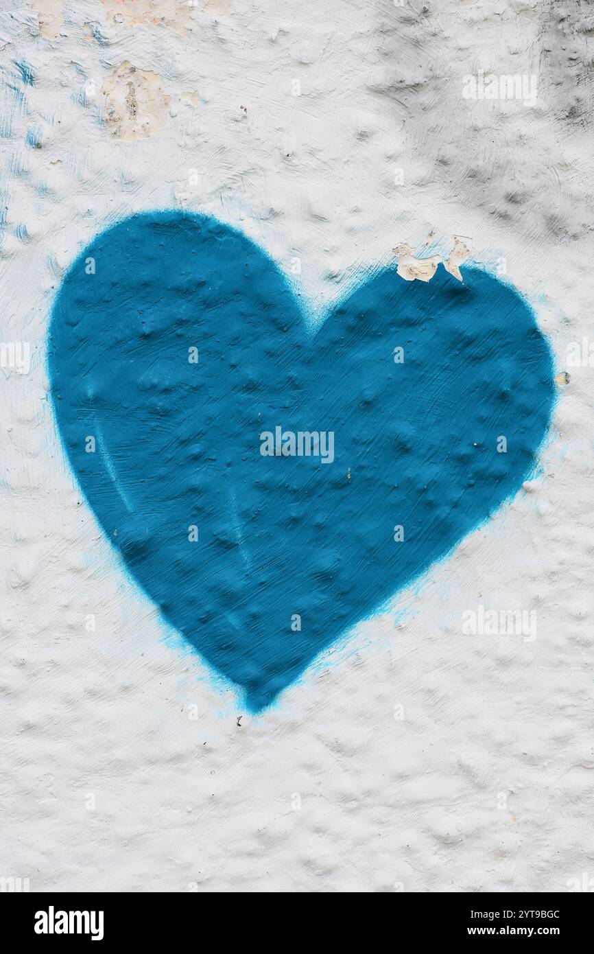 Un coeur bleu sur un mur de maison Banque D'Images