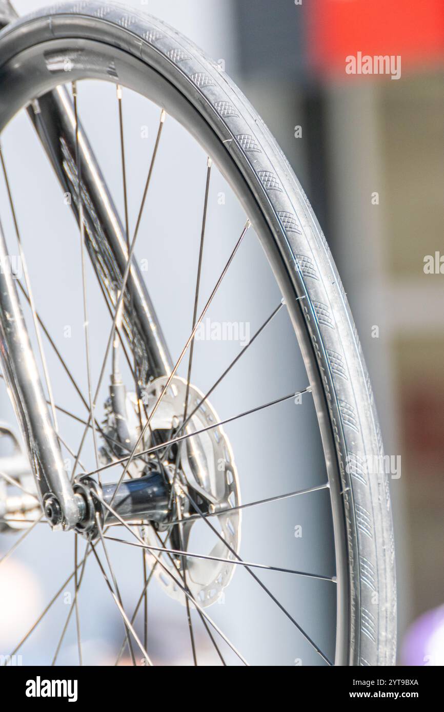 vue détaillée de la roue d'un vélo de route professionnel de course Banque D'Images