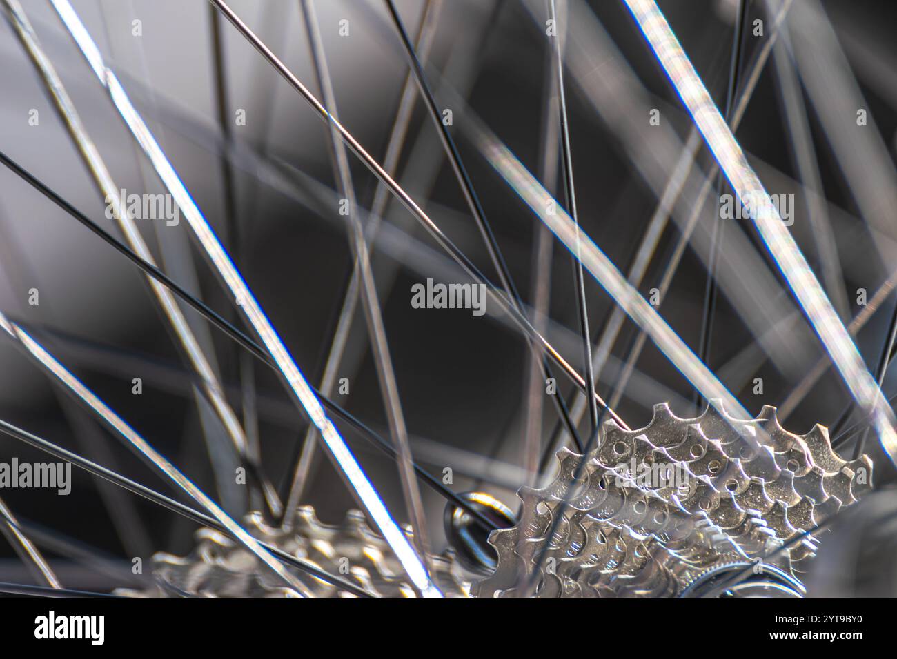 vue détaillée de la roue arrière et des pignons du dérailleur arrière vélo de course de route professionnel, arrière-plan pour le concept de cyclisme Banque D'Images