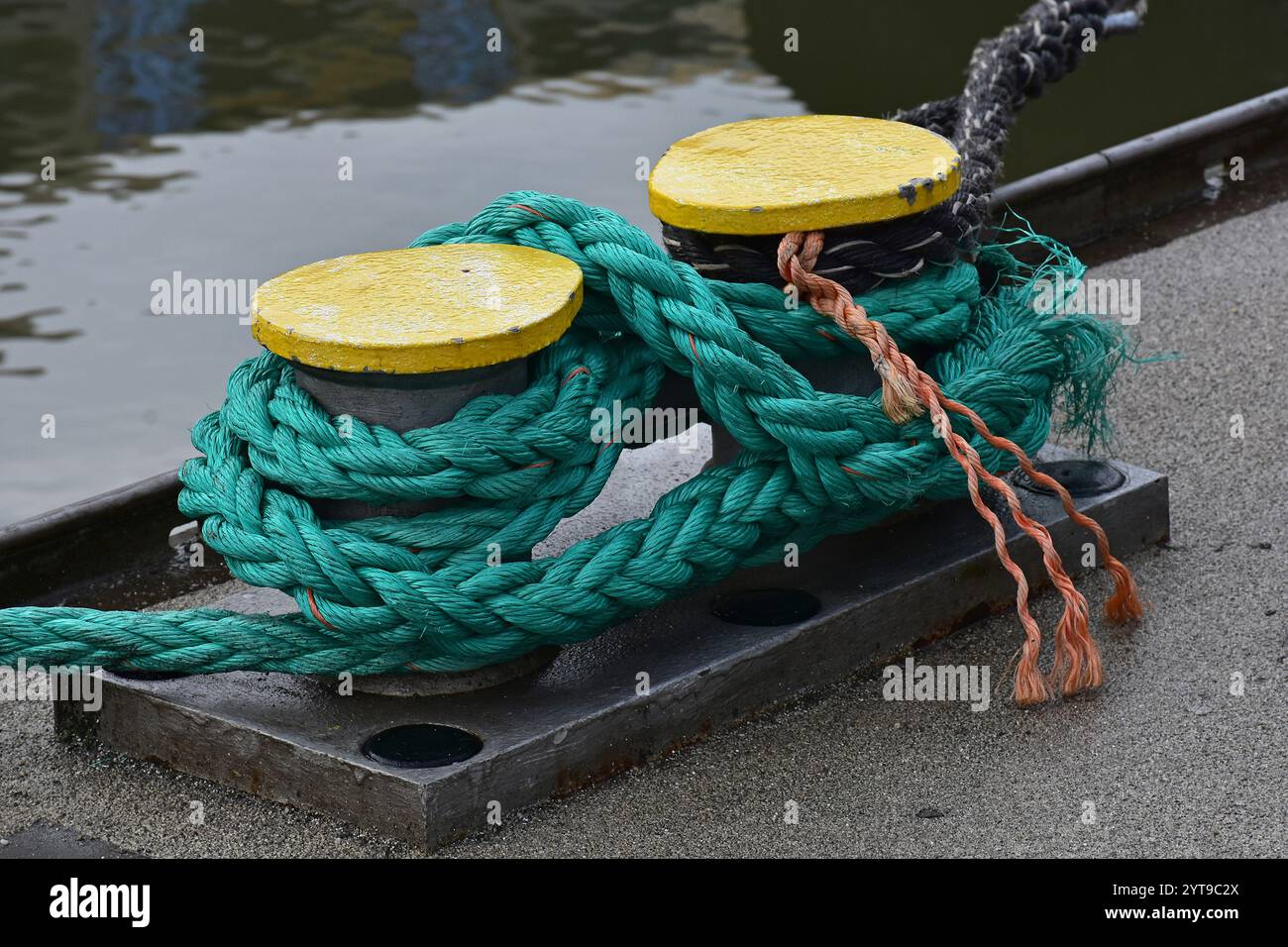 Borne avec cordes d'amarrage sur le canal Banque D'Images