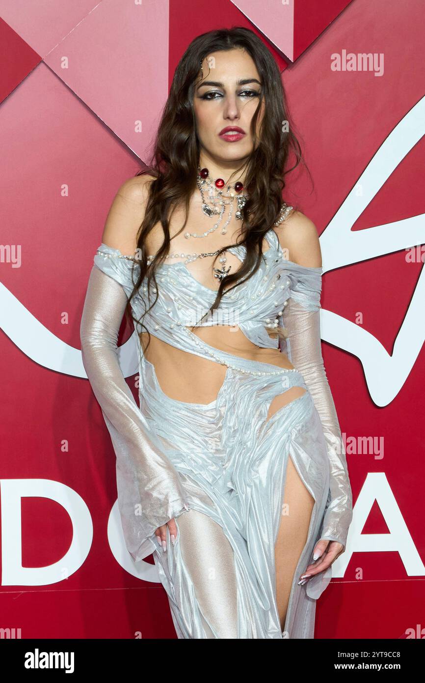 Dimitra Petsa poses for photographers upon arrival at The Fashion Awards 2024 on Monday, Dec. 2, 2024, in London. (Photo by Scott A Garfitt/Invision/AP) Banque D'Images