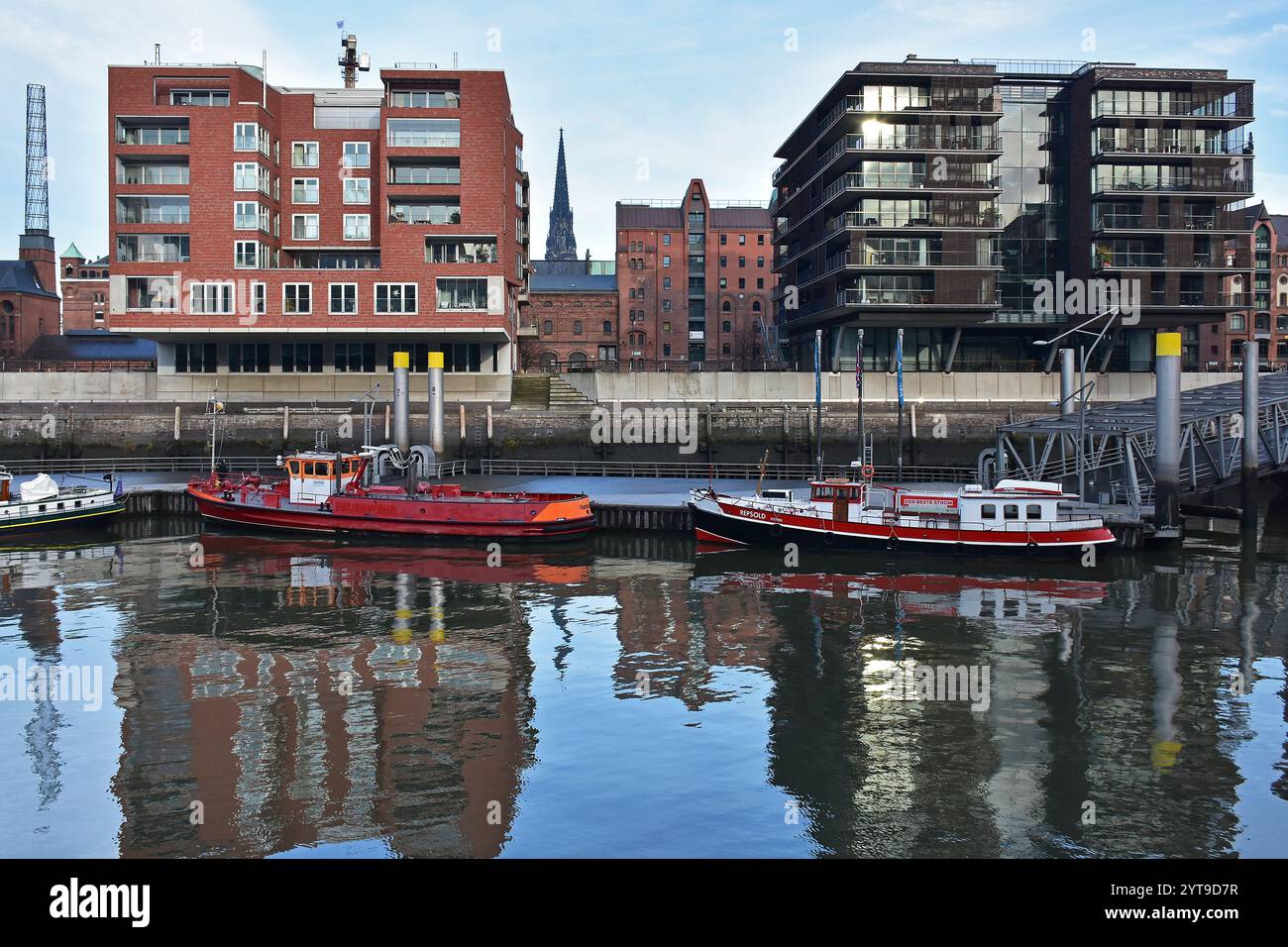 À Sandtorkai, Hambourg, avec vue sur le quartier des entrepôts de Speicherstadt Banque D'Images