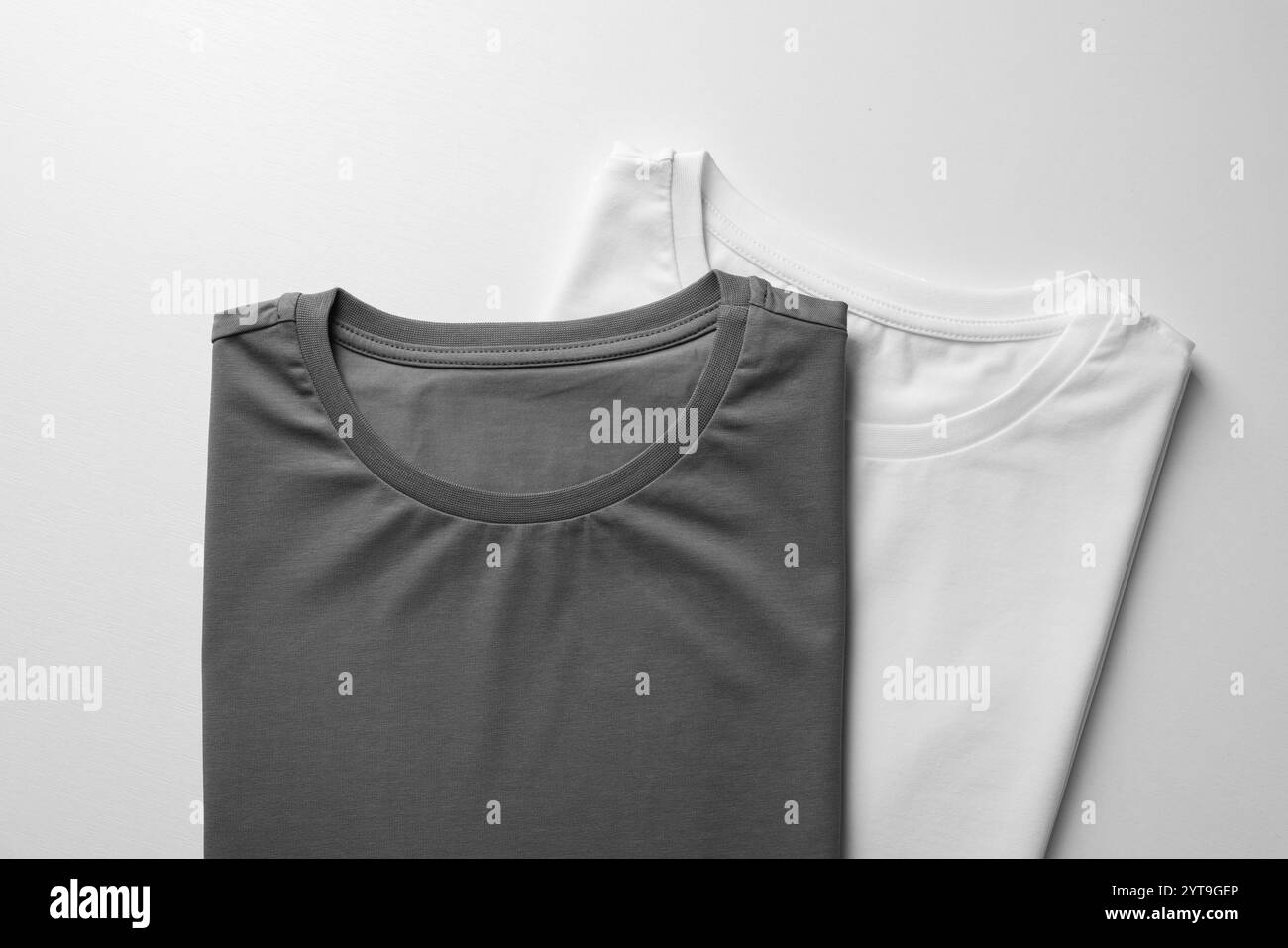 Différents t-shirts vierges sur fond blanc, vue de dessus. Maquette pour le design Banque D'Images