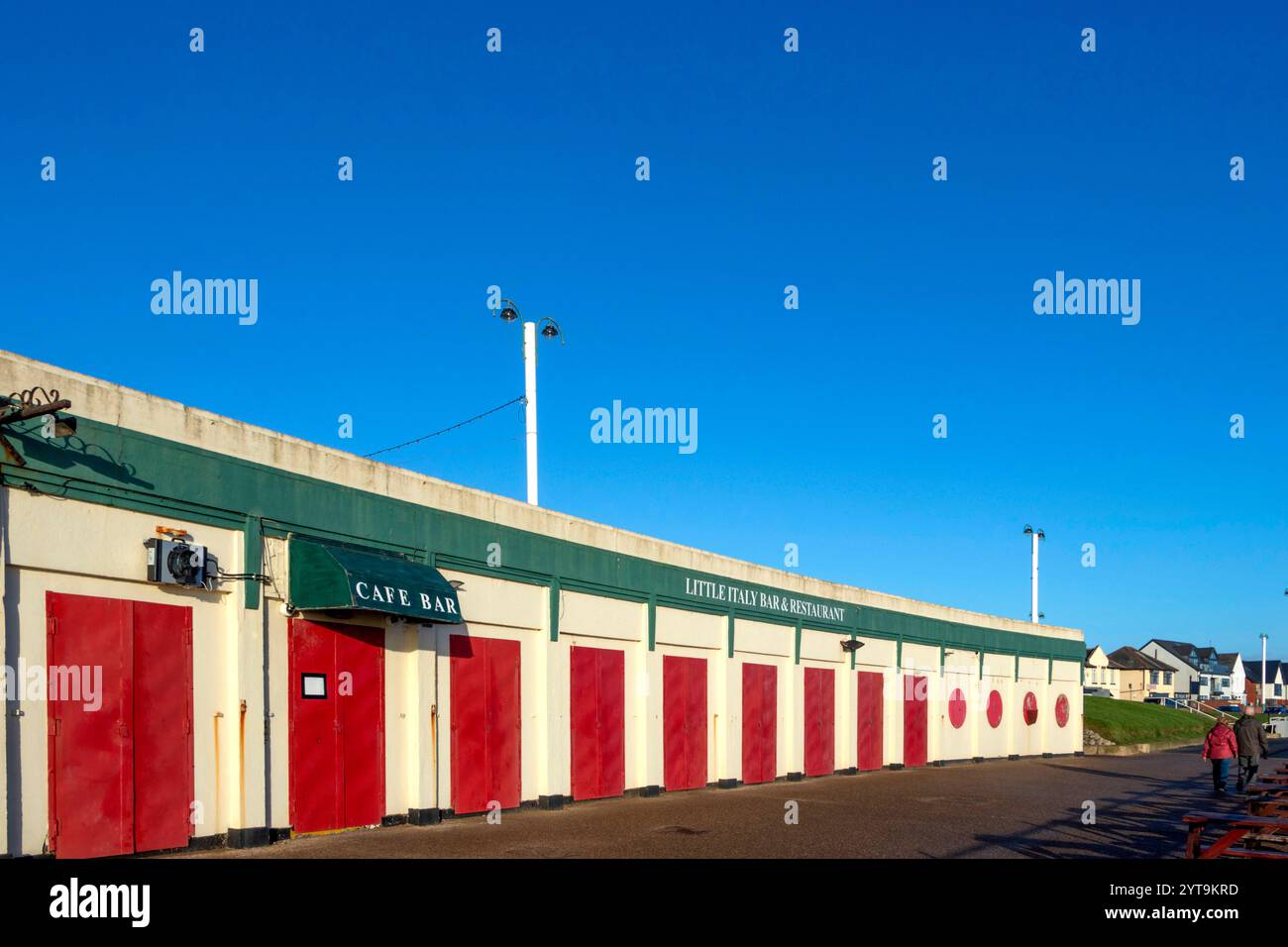 Un bar café Little italy en bord de mer fermé avec des portes rouges et crème audacieuses, le long d'une promenade côtière par une journée ensoleillée à seaham sunderland tyne & Wear Banque D'Images