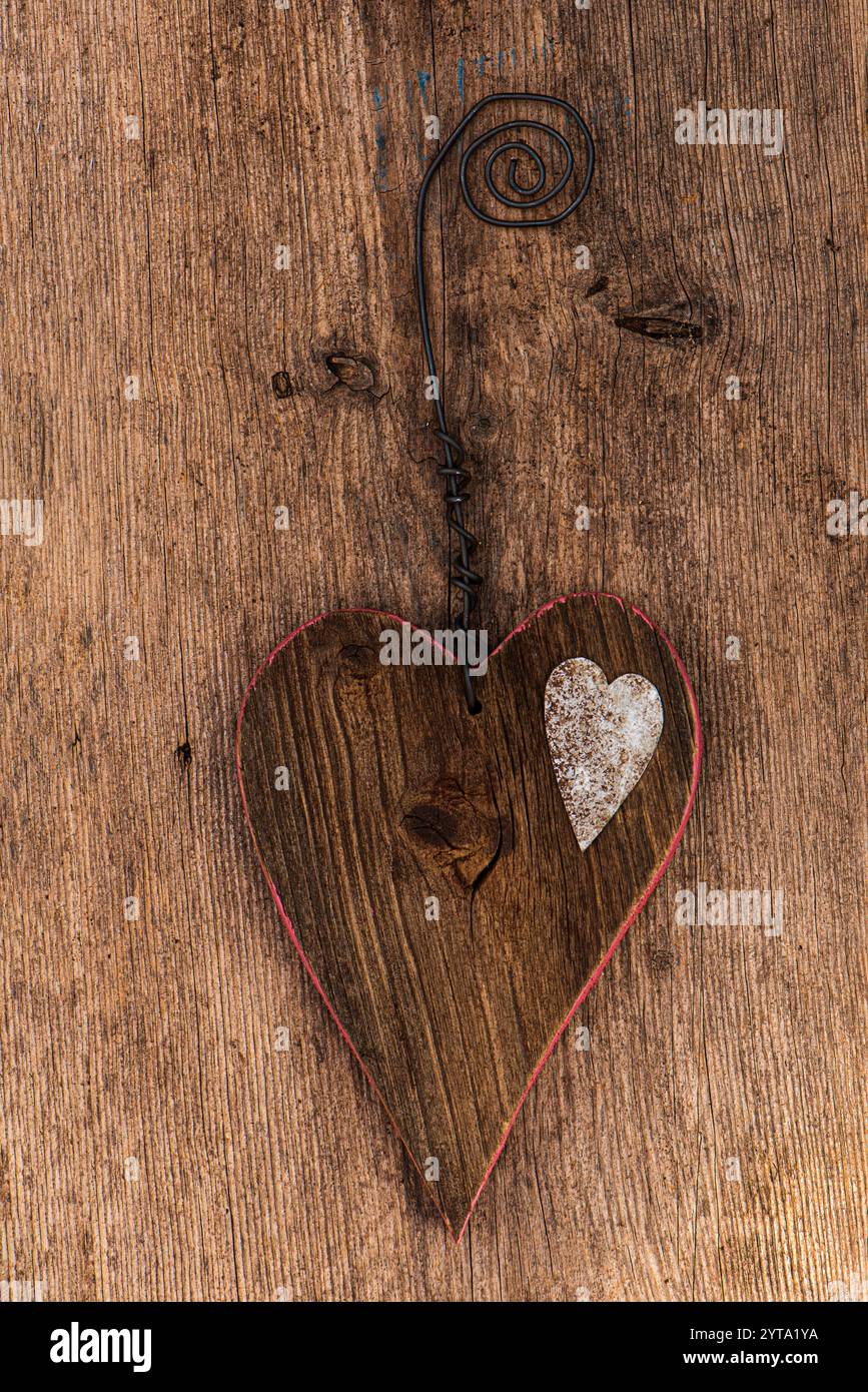 Coeur en bois sur fond de bois Banque D'Images