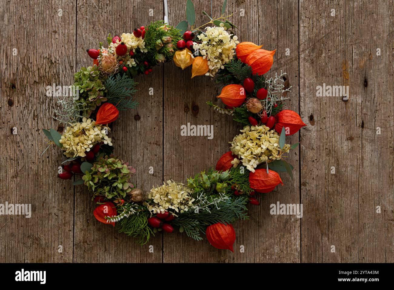 Couronne d'automne sur une porte en bois Banque D'Images