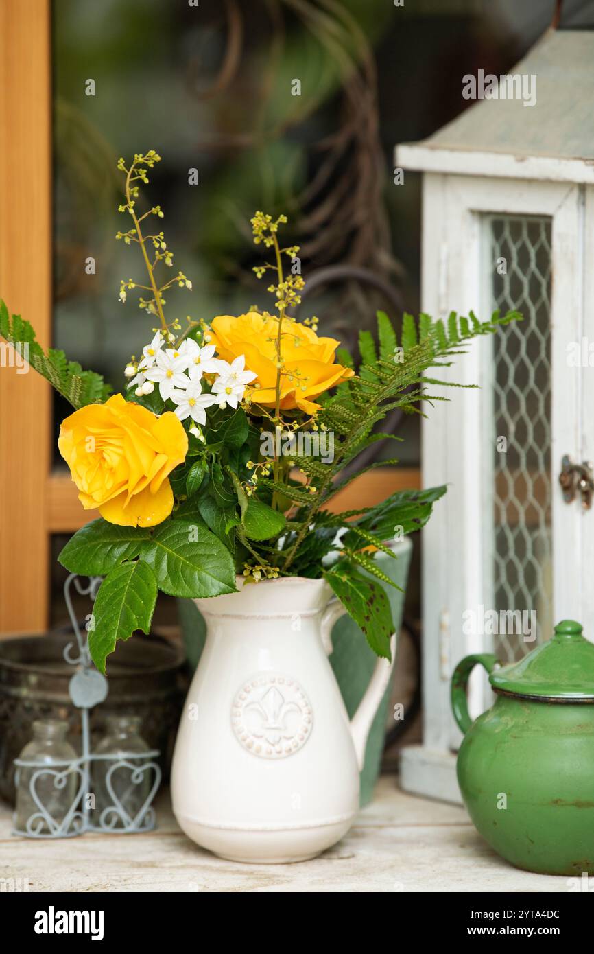 Petit bouquet avec des roses Banque D'Images