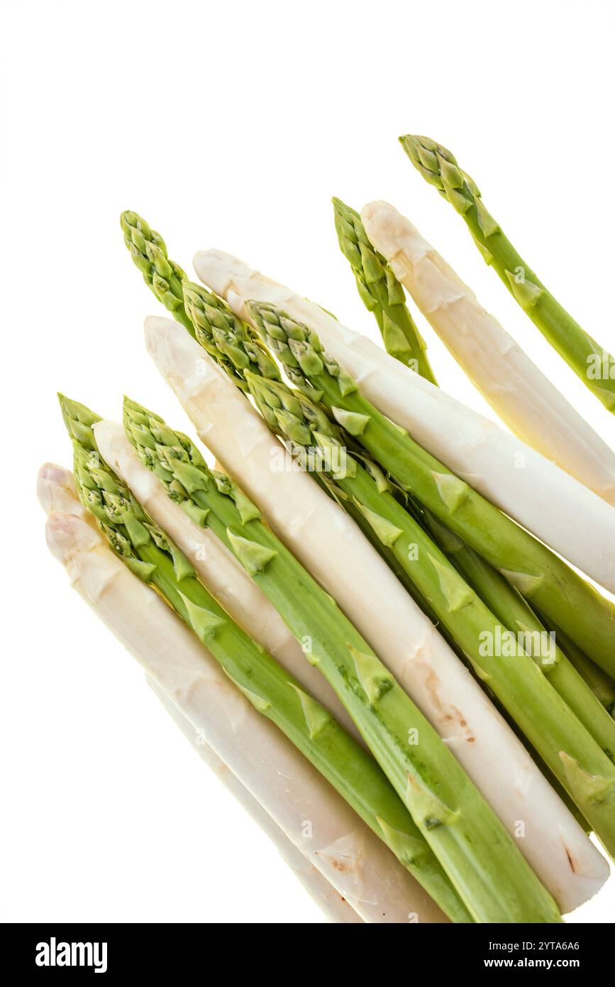 Pointes d'asperges fraîches blanches et vertes isolées sur fond blanc. Photographie vue de dessus de légumes de printemps. Contexte pour haelthy nutrion. Banque D'Images