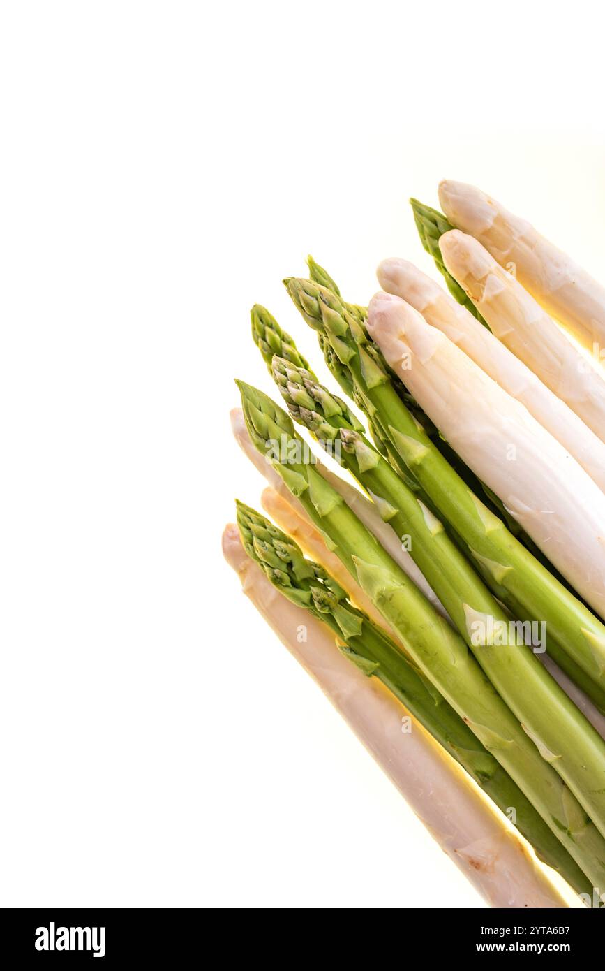 Pointes d'asperges fraîches blanches et vertes isolées sur fond blanc. Photographie vue de dessus de légumes de printemps. Contexte pour haelthy nutrion. Banque D'Images
