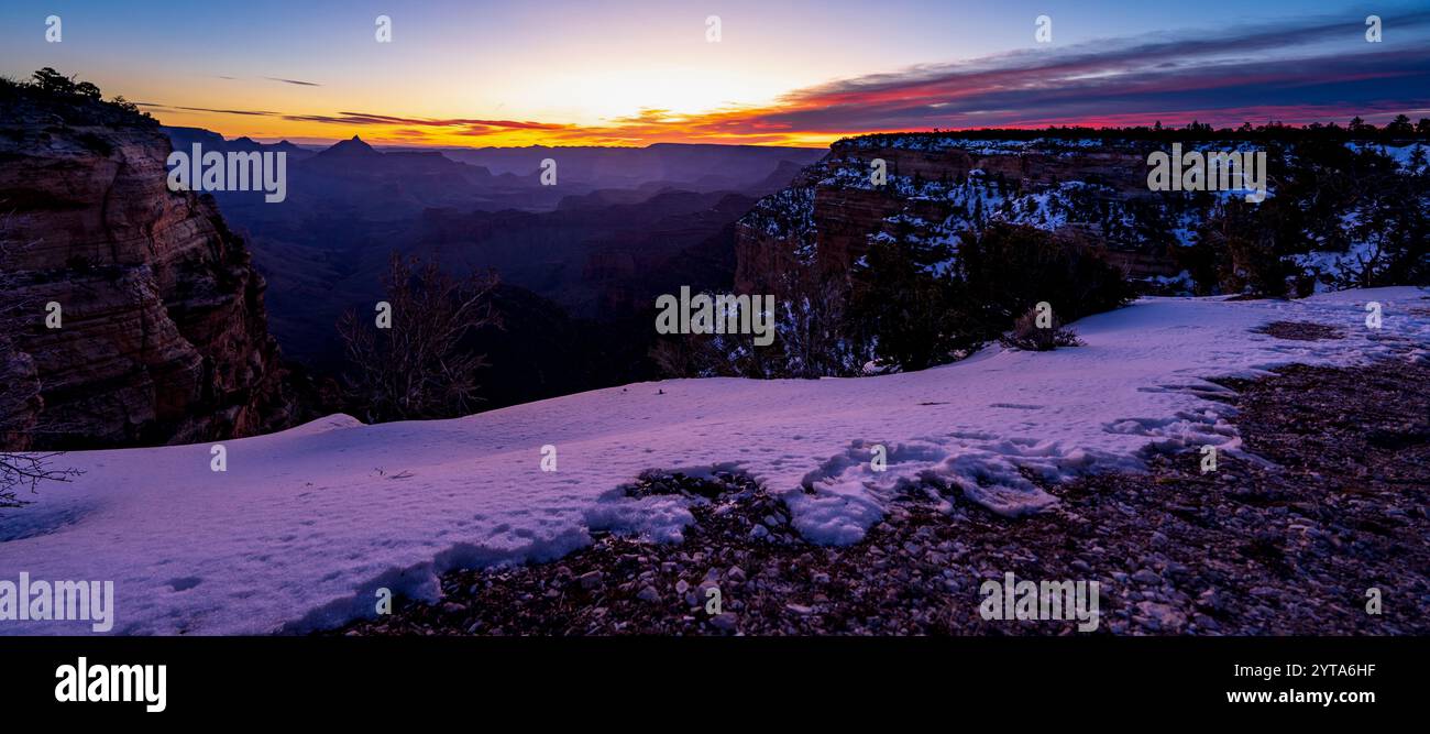 28 MARS 2023, RIVE SUD DU PARC NATIONAL DU GRAND CANYON, ARIZONA, États-Unis - neige fraîche tombe sur la rive sud du Grand Canyon Banque D'Images