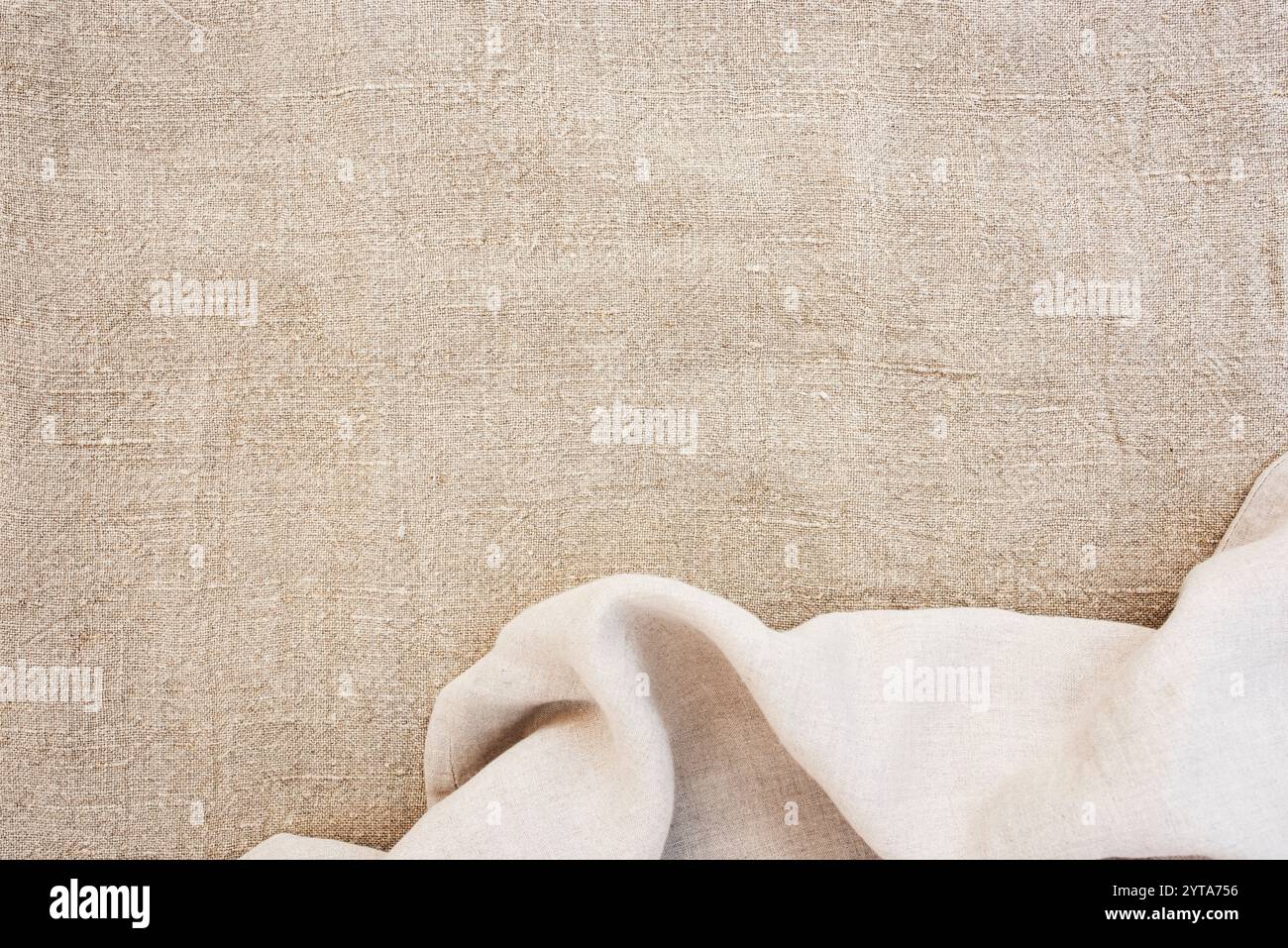Nappe en lin brillant avec plis. Vue de dessus sur la texture de lin. Fond pour les célébrations de mariage et d'anniversaire dans le style boho naturel avec espace pour le texte. Banque D'Images