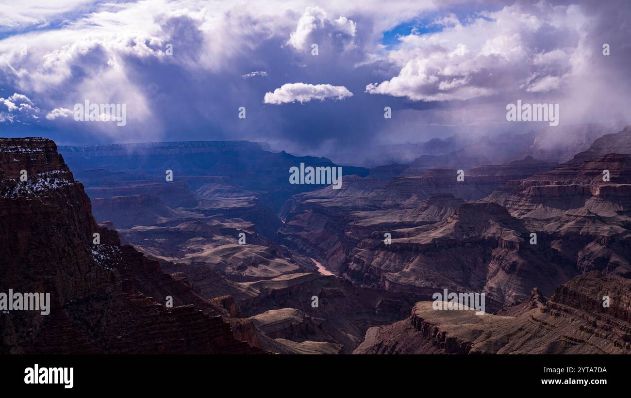 28 MARS 2023, RIVE SUD DU PARC NATIONAL DU GRAND CANYON, ARIZONA, États-Unis - neige fraîche tombe sur la rive sud du Grand Canyon Banque D'Images