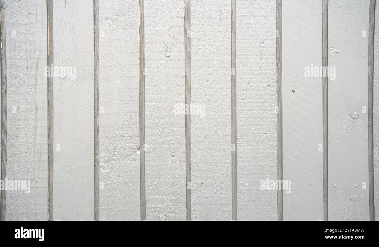 Structure rustique en bois vintage blanc. Lattes verticales en bois pour les décorations et espace pour le texte. Banque D'Images