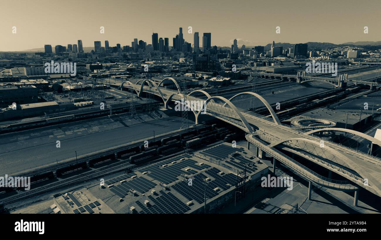 25 MARS 2023, LOS ANGELES, CA., USA - vue aérienne du nouveau 6th State Bridge mène de East Los ANGELES au centre-ville de Los Angeles, CA. Banque D'Images