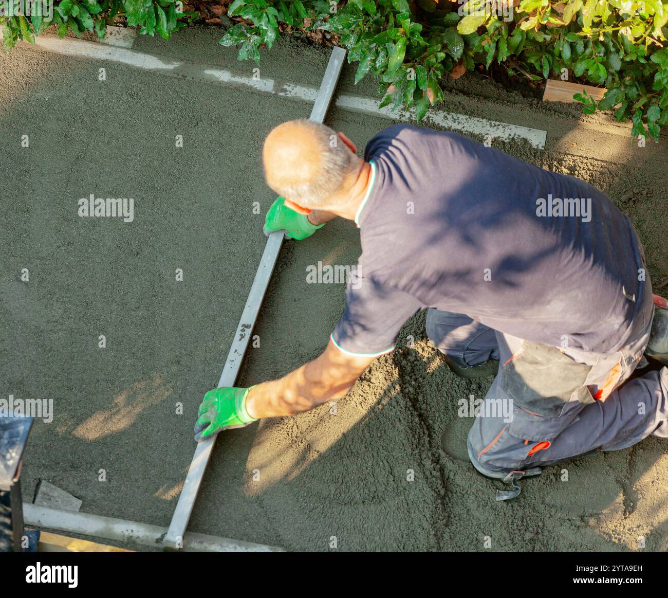 Le carrelage nivele la chape avant la pose du revêtement dans le jardin vue d'en haut Banque D'Images