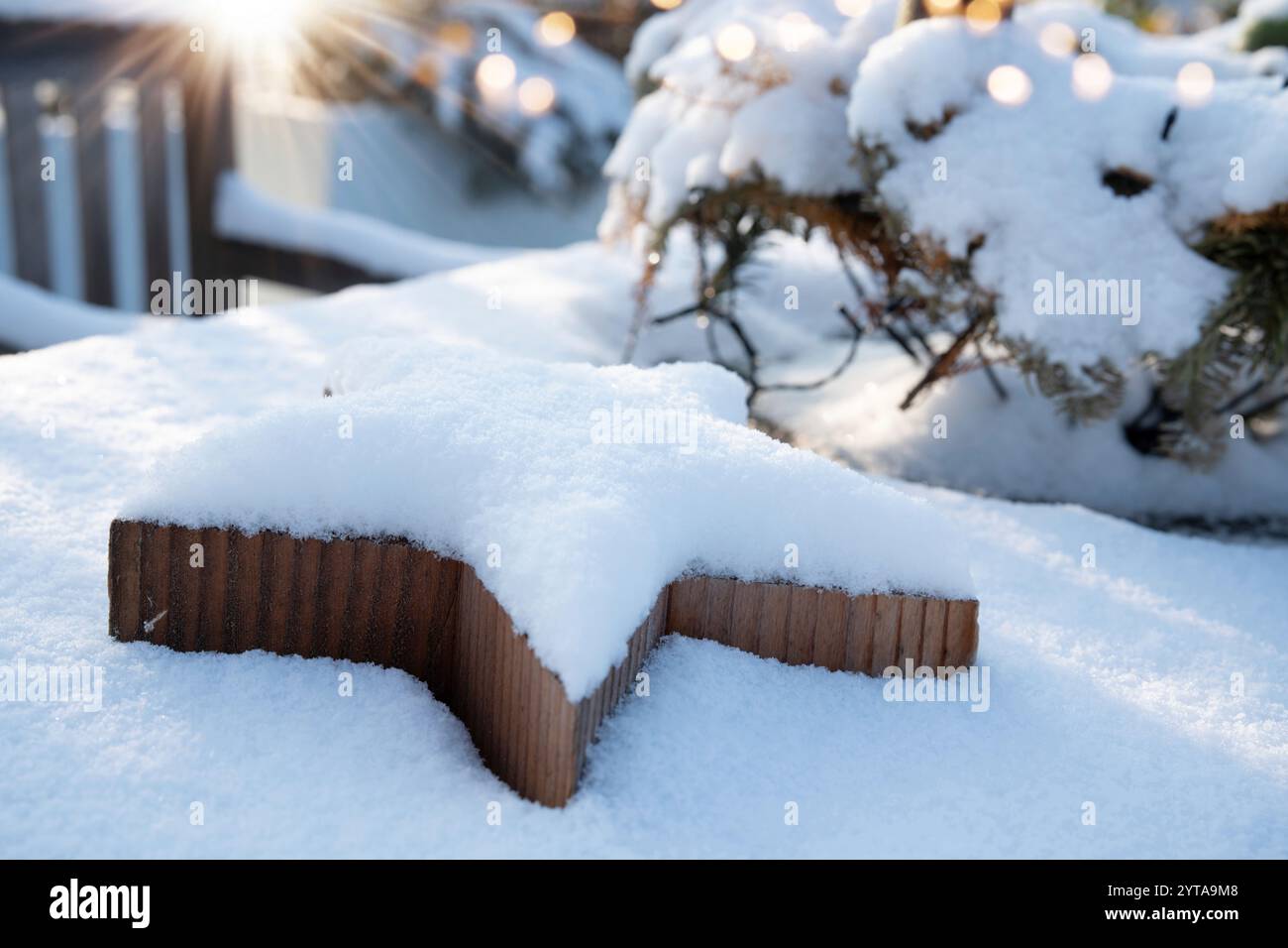 Décoration de noël enneigée en hiver avec des rayons de soleil vifs et bokeh doré. Fond de Noël pour bannière et carte de voeux. Gros plan. Banque D'Images