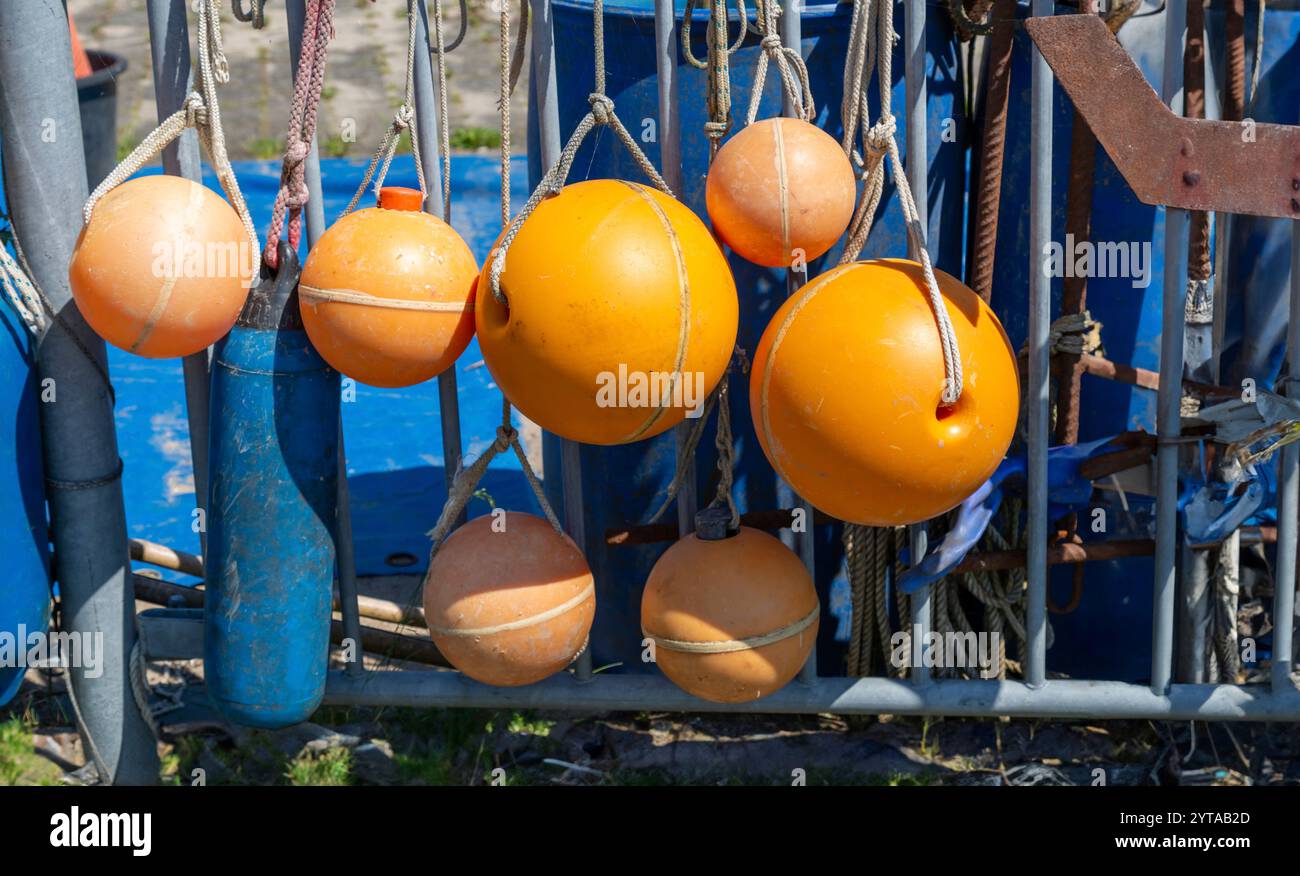 Bouées et marqueurs sur cordes pour matériel de pêche Banque D'Images