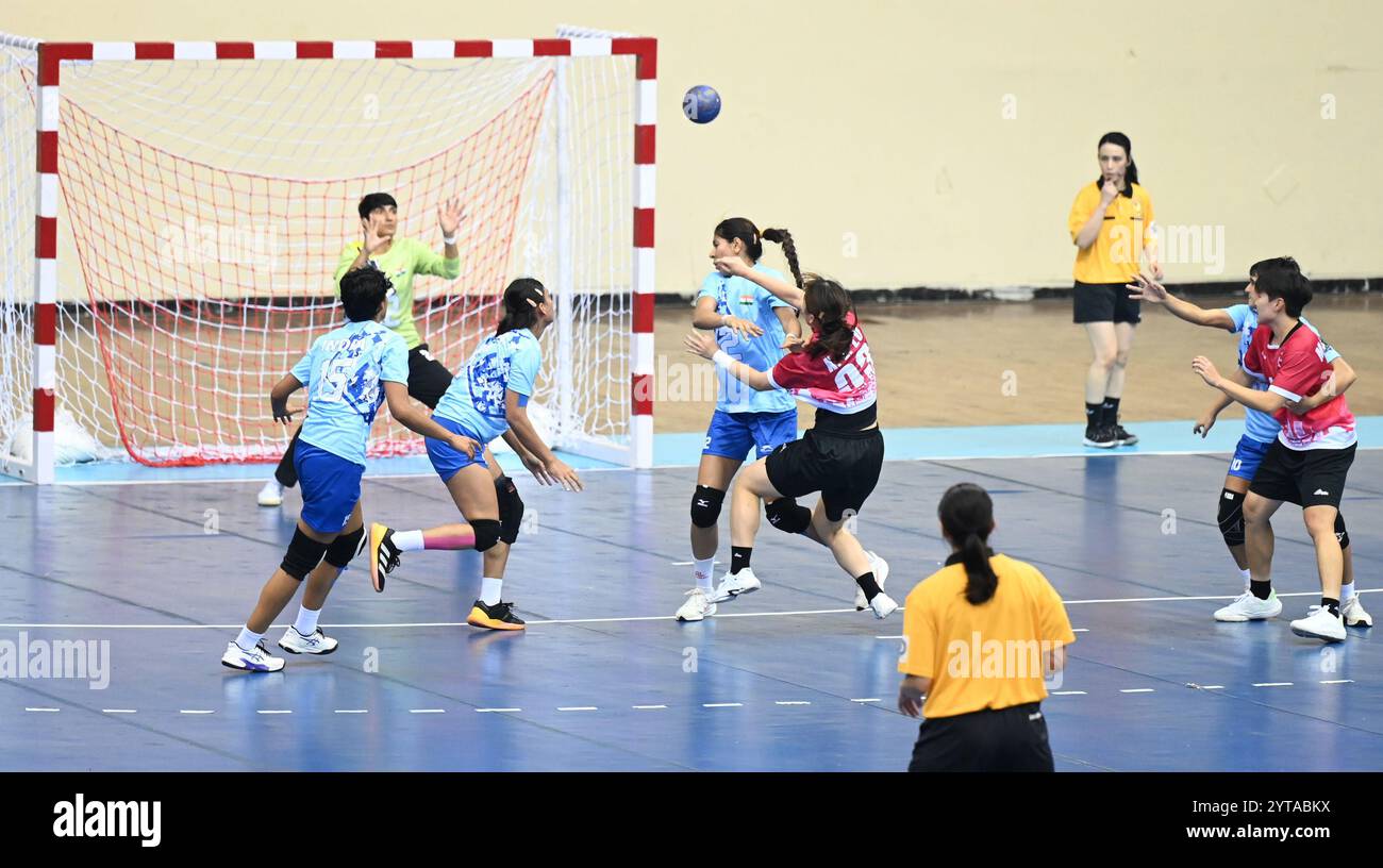 New Delhi, Inde. 03 décembre 2024. NEW DELHI, INDE - 3 DÉCEMBRE : joueuse de handball de l'Inde vs Hong Kong-Chine participant au Championnat asiatique de handball féminin 2024 pour la 20ème édition du championnat, au Indira Gandhi Indoor Stadium le 3 décembre 2024 à New Delhi, Inde. (Photo de Sonu Mehta/Hindustan) crédit : Sipa US/Alamy Live News Banque D'Images