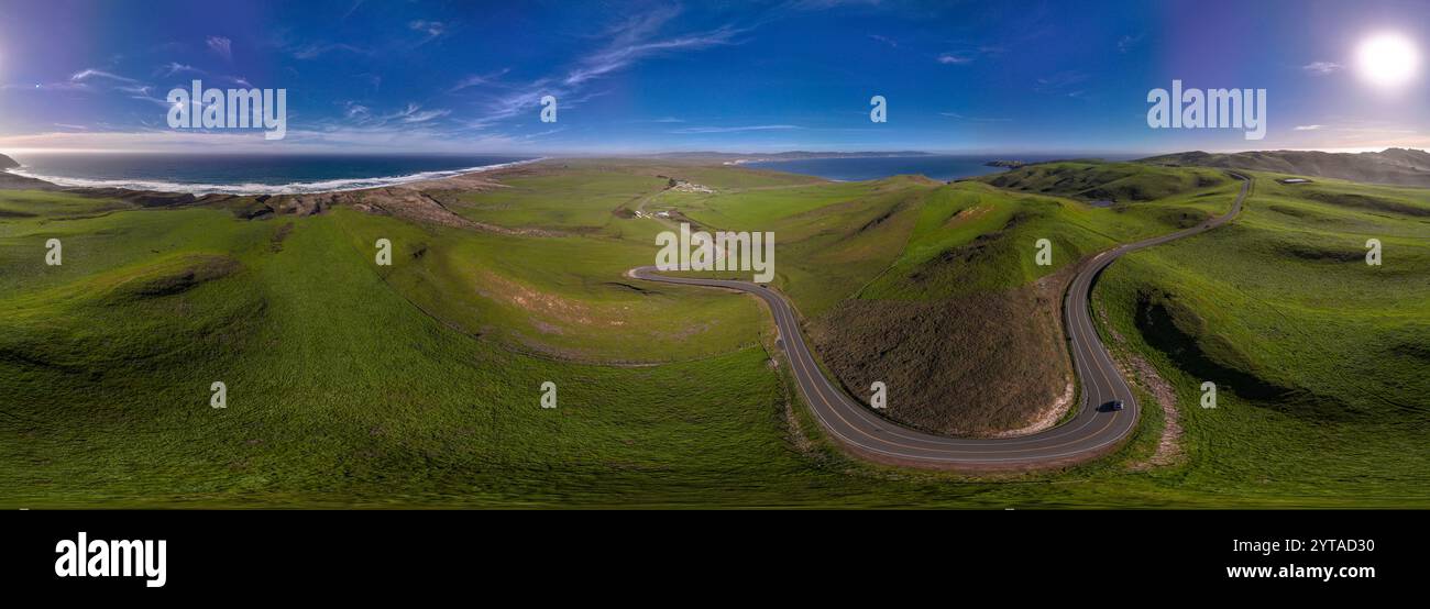 FÉVRIER 2023, POINT REYES NATIONAL SEASHORE, CALIFORNIE, États-Unis - vue aérienne panoramique des oiseaux de la route sinueuse à point Reyes avec collines verdoyantes et vagues de l'océan Banque D'Images