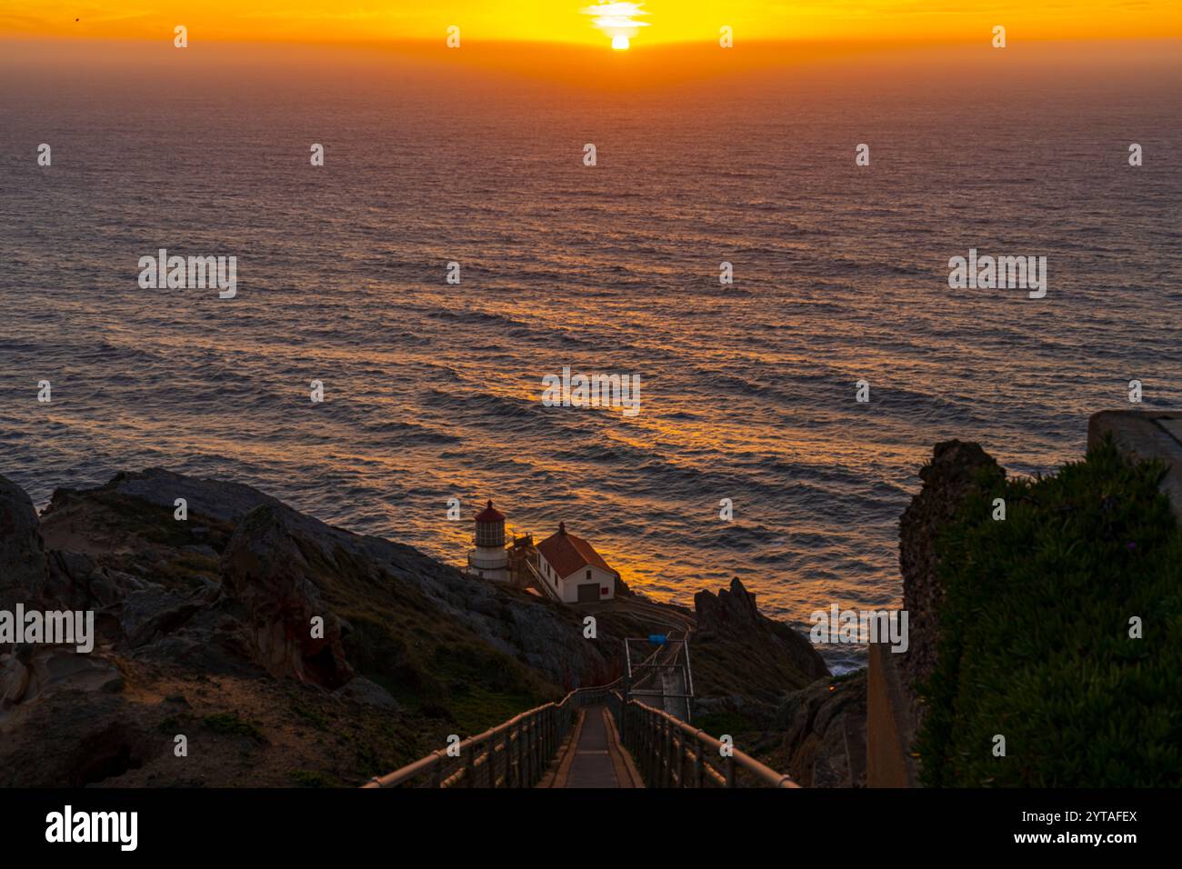 FÉVRIER 2023, POINT REYES NATIONAL SEASHORE, CA. États-Unis - phare de point Reyes au coucher du soleil car il surplombe l'océan Pacifique Banque D'Images