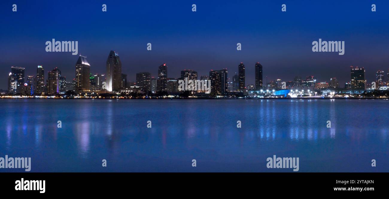 AVRIL 2023, SAN DIEGO, CA. - États-Unis - San Diego skyline au crépuscule vu de Coronado Island se reflète dans l'eau avec brouillard mélangé Banque D'Images