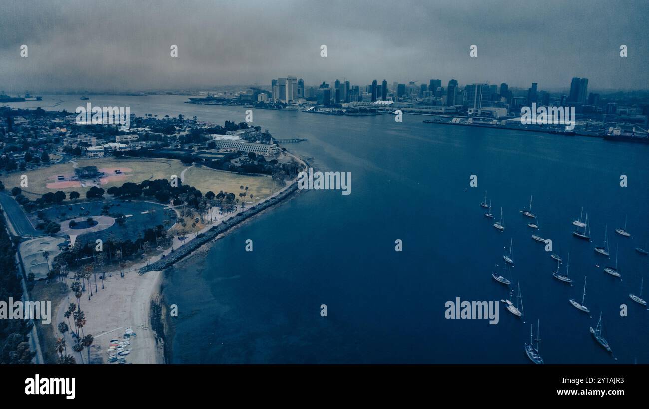AVRIL 2023, SAN DIEGO, CA. - Etats-Unis - horizon de San Diego vu des airs et dans le brouillard - vu de Coronado Island Banque D'Images