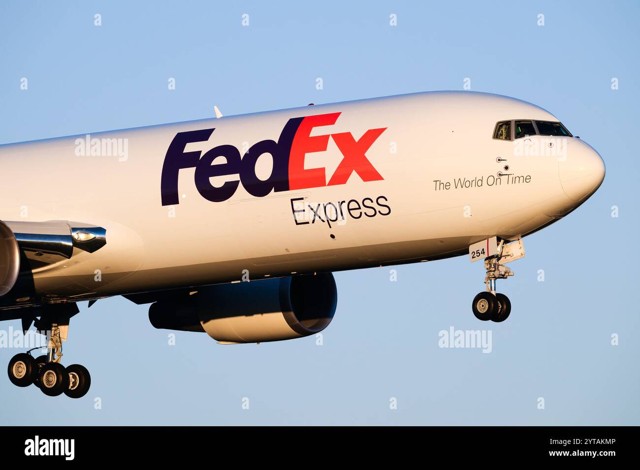 Everett, WA, États-Unis - 4 décembre 2024 ; FedEx 767-300F cargo cargo Aircraft in close Landing immatriculé N254FE Banque D'Images