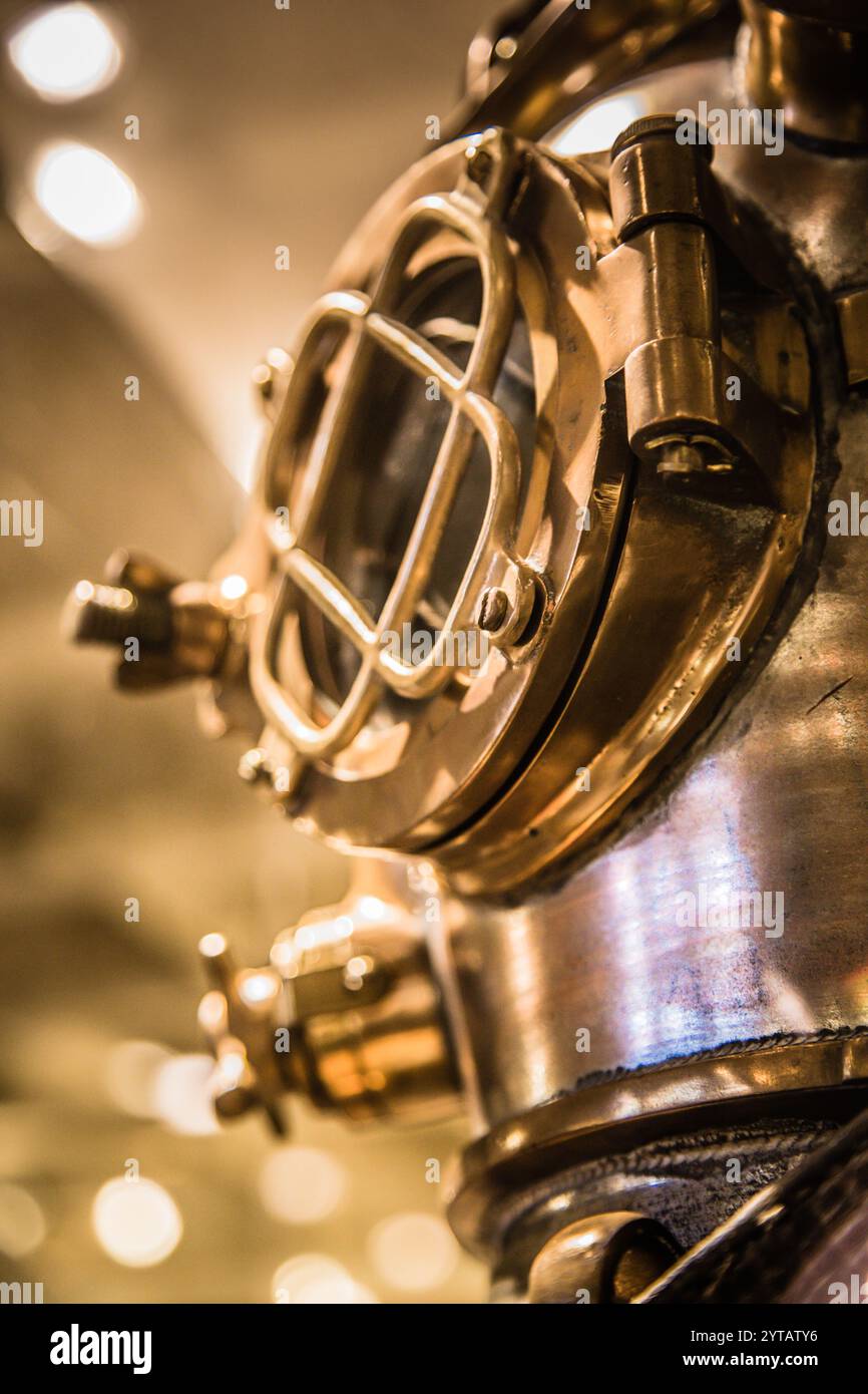 Un gros plan d'un masque de plongée avec un cadre doré. Le masque est en métal et a une finition dorée. Le design du masque est complexe et détaillé, avec Banque D'Images