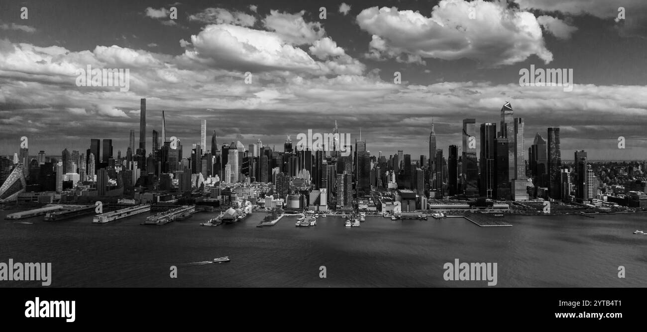 1er MAI 2023, NEW YORK, NY, États-Unis - vue au crépuscule du coucher du soleil sur la rivière Hudson depuis Weehawken, NJ de New York City en noir et blanc Banque D'Images