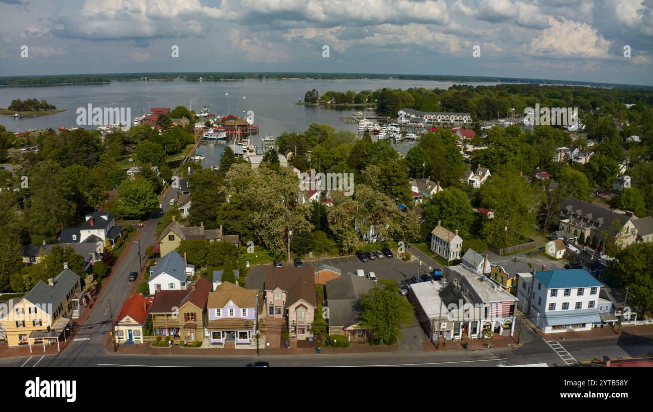 27 AVRIL 2023, SAINT MICHAELS, EASTERN SHORE MARYLAND - USA - vue aérienne de la petite ville de pêche de Chesepeake Bay, nouveaux Michaels avec maisons et vitrines, MD Banque D'Images